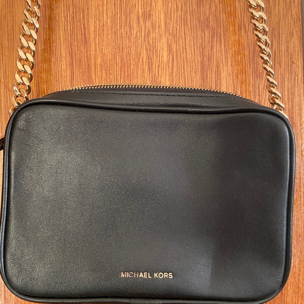 😍 Women’s black & gold Micheal Kors crossbody bag